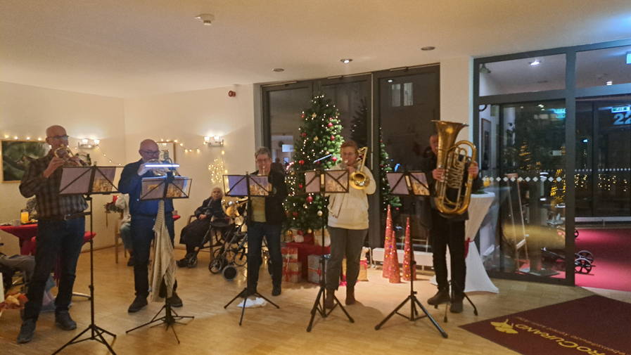 Die Musiker des Posaunenchors sorgten für festliche Stimmung beim Weihnachtsmarkt in der ProCurand Seniorenresidenz Park Sanssouci.