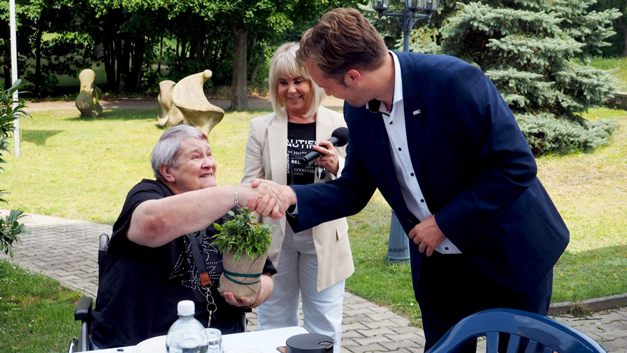 Senftenberger Bürgermeister im Gespräch mit den Bewohner*innen der ProCurand Seniorenresidenz Senftenberg