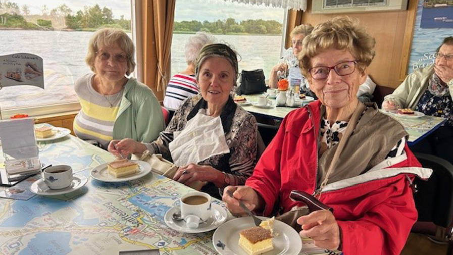 Kaffee und Kuchen auf der Santa Barbara für die Bewohner*innen der Seniorenresidenz Senftenberg 