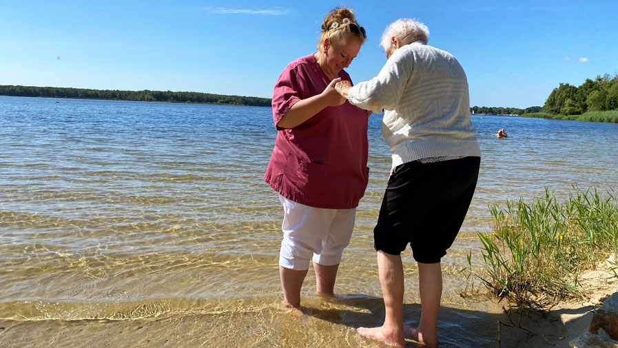 Bewohnerin und Pflegekraft am Senftenberger See, nahe der ProCurand Seniorenresidenz Senftenberg