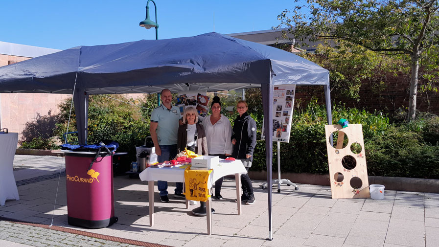 Das Standteam der ProCurand Seniorenresidenzen Senftenberg und Sanft am See informiert Besucher*innen über das Leben in den Einrichtungen und beantwortet Fragen zu Unterstützungsmöglichkeiten für Senior*innen.