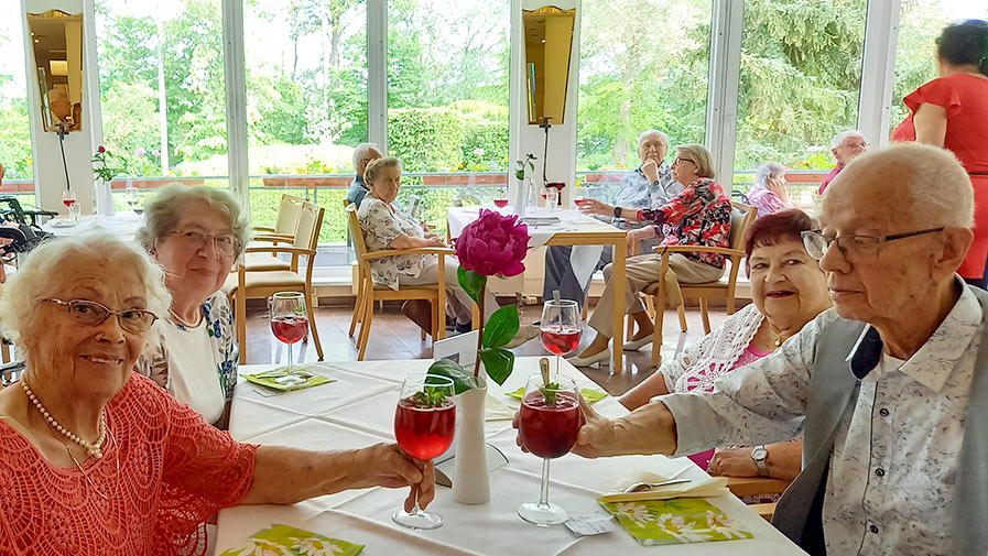 Bewohner*innen der ProCurand Seniorenresidenz Am Straussee feiern Pfingsten