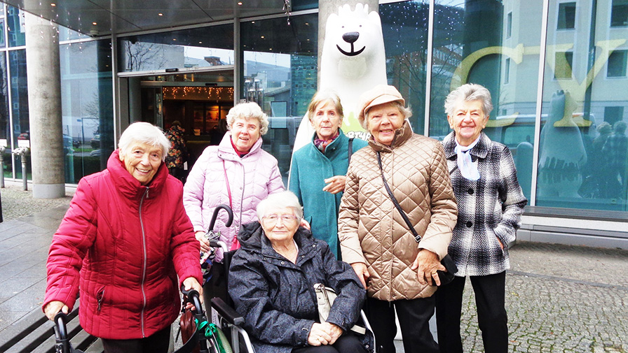 Seniorinnen der Seniorenresidenz Am Straussee auf dem Weg zur Lebensherbst Weihnachtsfeier