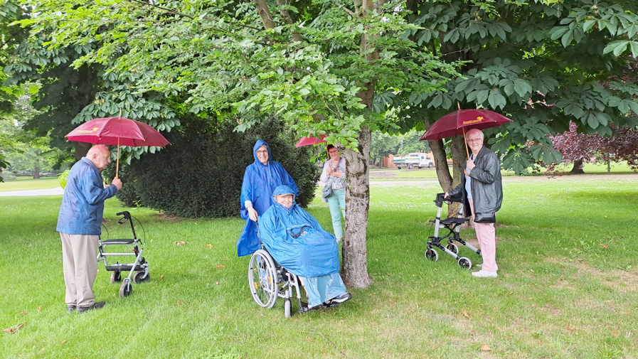 Regenschauer beim Ausflug der ProCurand Tagespflege Strausberg in die Gärten der Welt