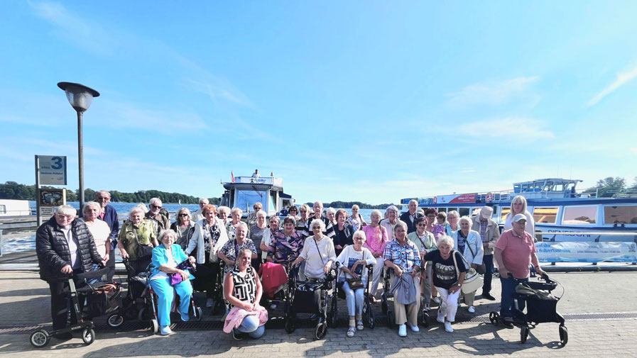 Gruppenbild der Bewohner*innen und Mieter*innen der ProCurand Strausberg im Hafen Bad Saarow