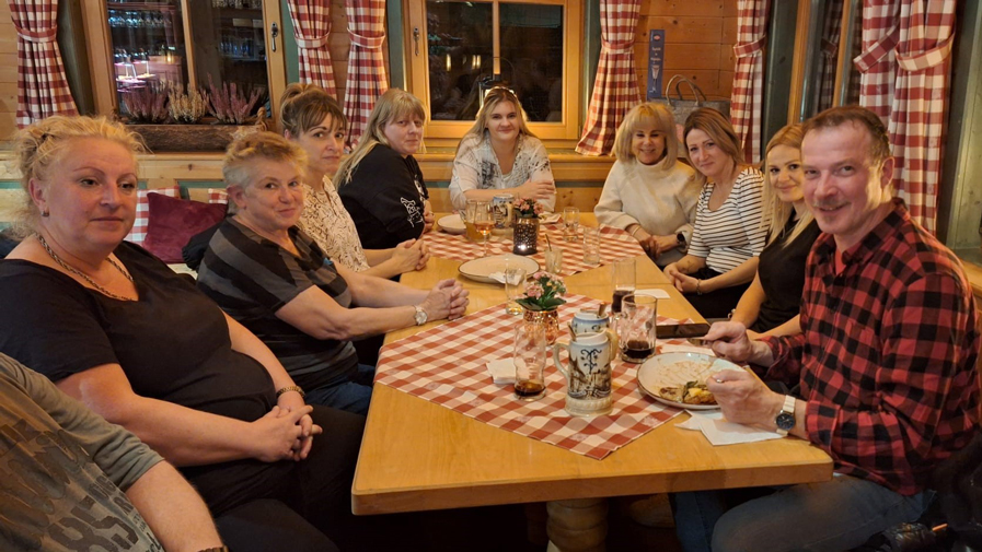 Gemeinsame Freude am Tisch: Die Mitarbeiter*innen der ProCurand Seniorenresidenzen Senftenberg und Sanft Am See genießen eine tolle Zeit beim Schnitzelbuffet!