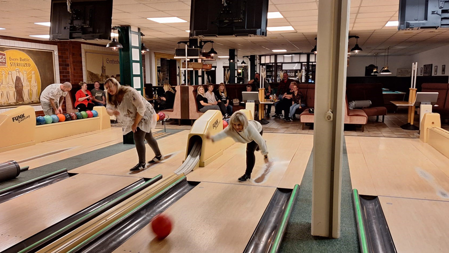 Fokussiert und voller Konzentration: Die Mitarbeiter*innen der ProCurand Seniorenresidenzen Senftenberg und Sanft Am See geben beim Bowling ihr Bestes, um jeden Pin zu treffen!