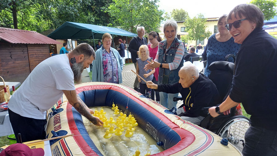 Entenangeln auf dem Fischerfest in der ProCurand Seniorenresidenz Am Straussee in Strausberg