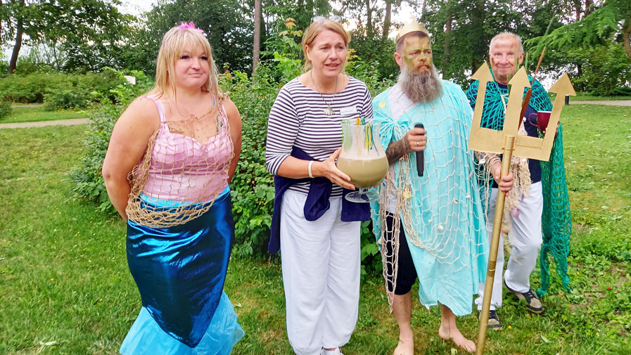 Besuch von Neptun und seinem Gefolge auf dem Fischerfest in der ProCurand Seniorenresidenz Am Straussee in Strausberg