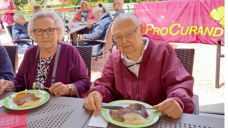 Bewohner*innen der ProCurand Seniorenresidenz Am Straussee beim Kartoffelpufferschmaus