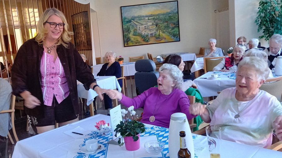 Beim Oktoberfest in der Seniorenresidenz Am Straussee genossen die Bewohner*innen die bayerischen Köstlichkeiten und hatten jede Menge Spaß beim Schunkeln und Mitsingen