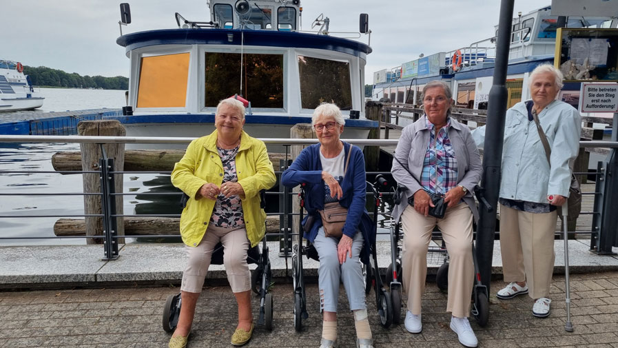 Bewohner*innen der ProCurand Seniorenresidenz Am Straussee im Hafen Bad Saarow