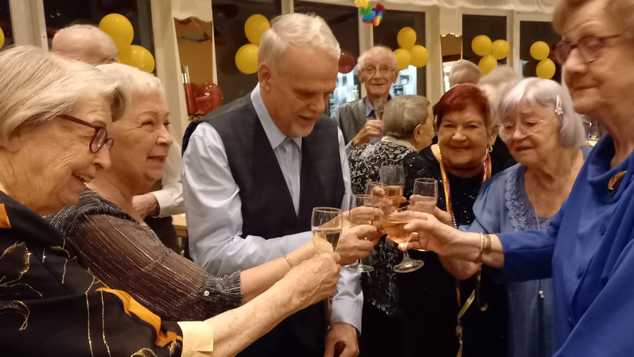 In der ProCurand Seniorenresidenz Am Straussee stießen alle mit Sekt auf ein glückliches und gesundes Jahr 2025 an.