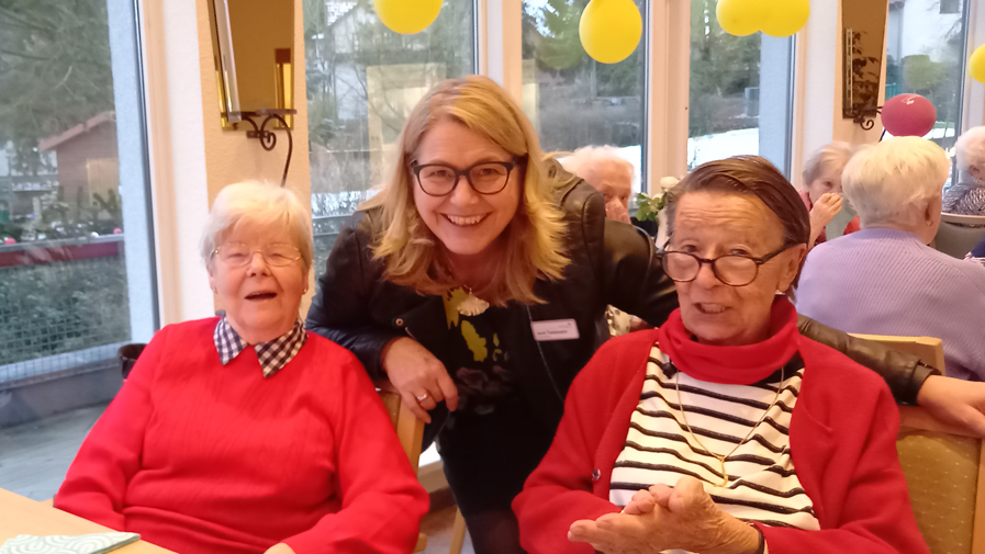 Mit bester Laune und Musik von The Charming Voice Alf Weis starteten die Mieter*innen der ProCurand Seniorenresidenz Am Straussee in  Strausberg ins neue Jahr und feierten einen unvergesslichen Neujahrsempfang.