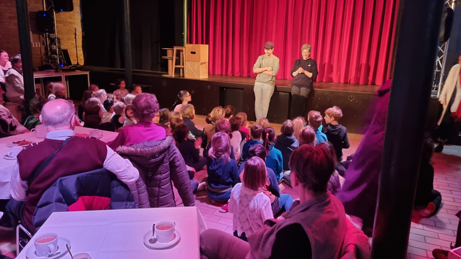 Die Mieter*innen des ProCurand Service-Wohnens Strausberg Wriezener Straße genossen einen herzerwärmenden Theaternachmittag, bei dem die Schüler*innen der BundtStift Schule mit viel Applaus gefeiert wurden.