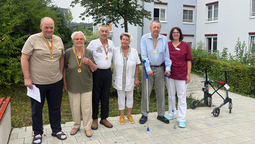 Die glücklichen Gewinner*innen der Sommerolympiade im Seniorenzentrum Am Herzogschloss in Sulzbach-Rosenberg