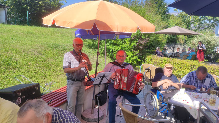 Haus- und Hofmusiker Dietrich & Co. beim Sommerfest im Seniorenzentrum Am Herzogschloss in Sulzbach-Rosenberg