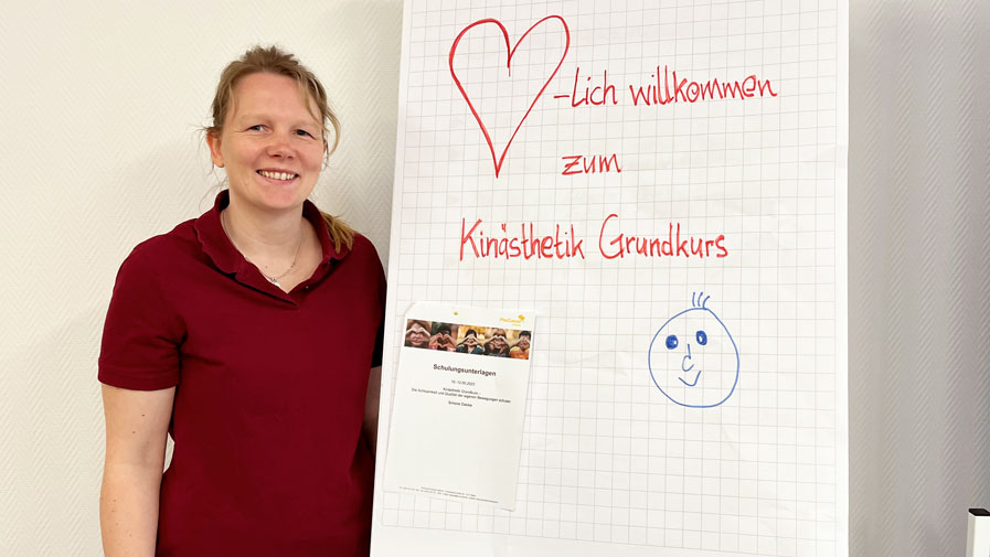 Trainerin Simone Dalcke betreut den Kinästhetik-Kurs im ProCurand Seniorenzentrum Am Herzogsschloss. 