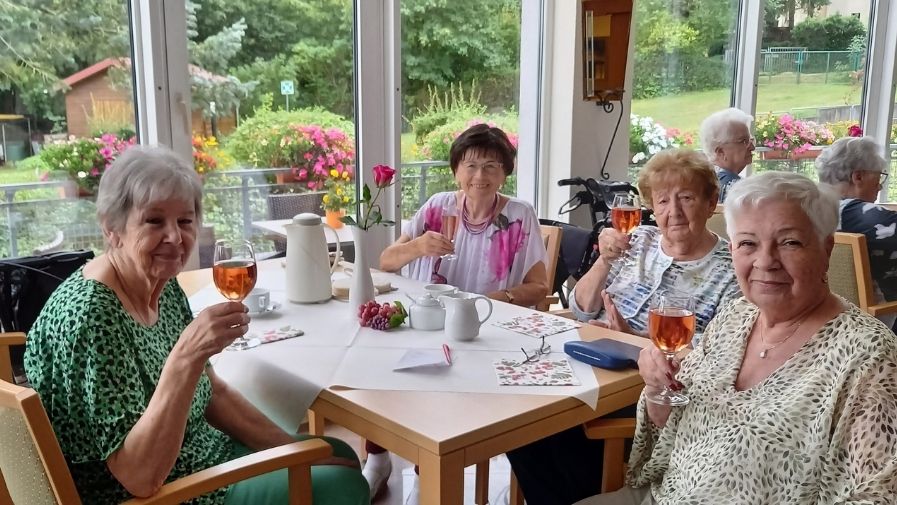 Die Mieterinnen und Bewohnerinnen der ProCurand Seniorenresidenz Am Straussee genießen gemeinsam einen Weinabend und verbringen eine schöne Zeit in froher Runde.