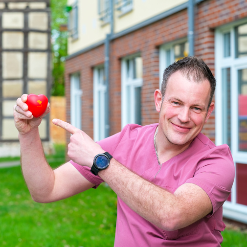 Patrik, Pflegehelfer in der Seniorenresidenz Am Schlosspark in Dahme: